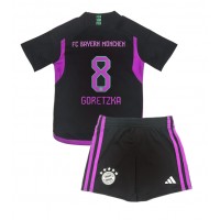 Billiga Bayern Munich Leon Goretzka #8 Barnkläder Borta fotbollskläder till baby 2023-24 Kortärmad (+ Korta byxor)